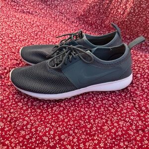 Nike juvenate Sneakers with White Sole